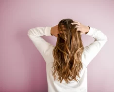 mulher com mãos no cabelo