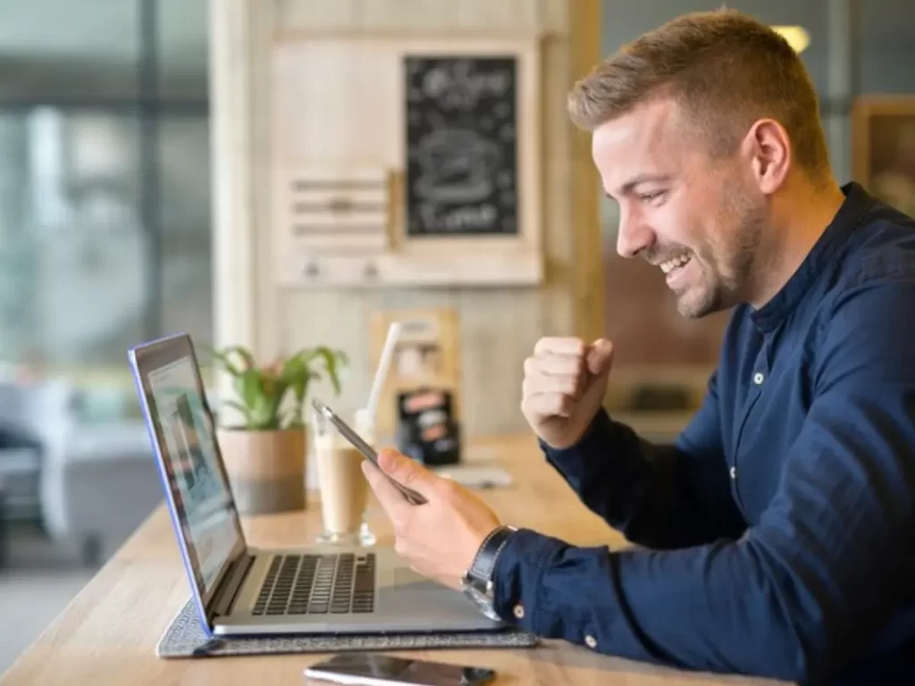 freelancer feliz com tablet e laptop