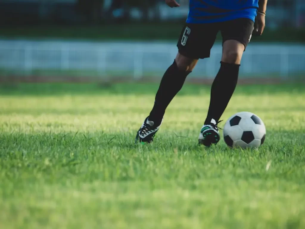 homem jogando sozinho futebol