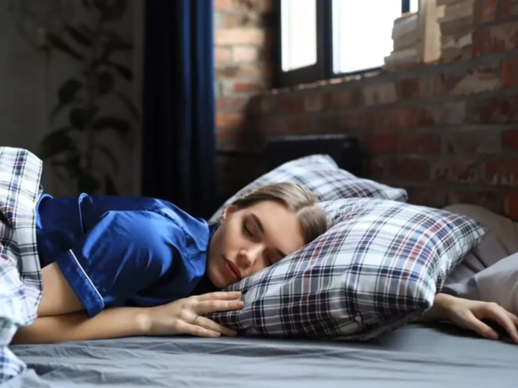 menina dormindo feliz na cama