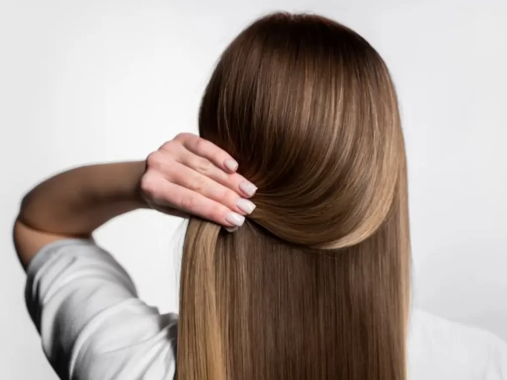 menina jovem mostrando cabelo com brilho