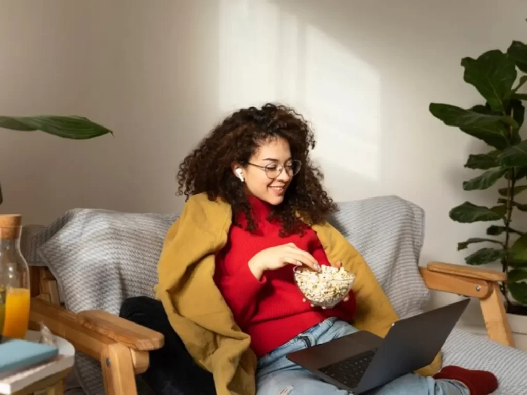 mulher assistindo filme no computador