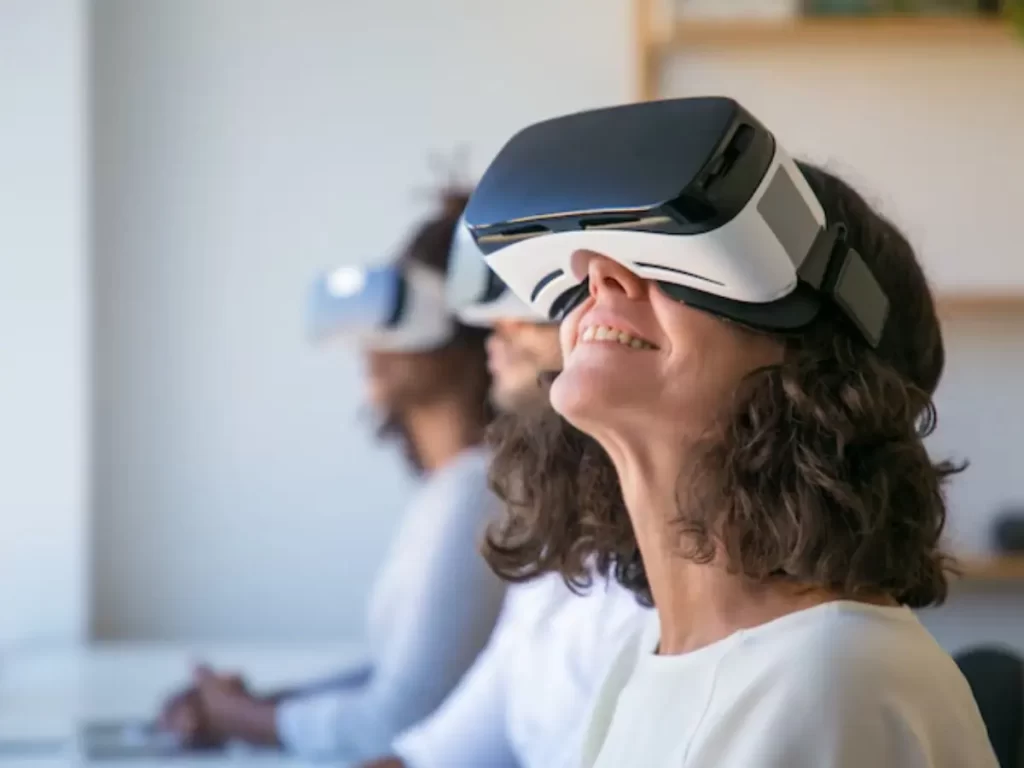 mulher usando óculos de realidade virtual