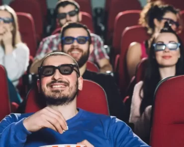 pessoas assistindo filme comendo pipoca