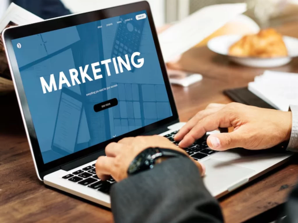 empresário com marketing online