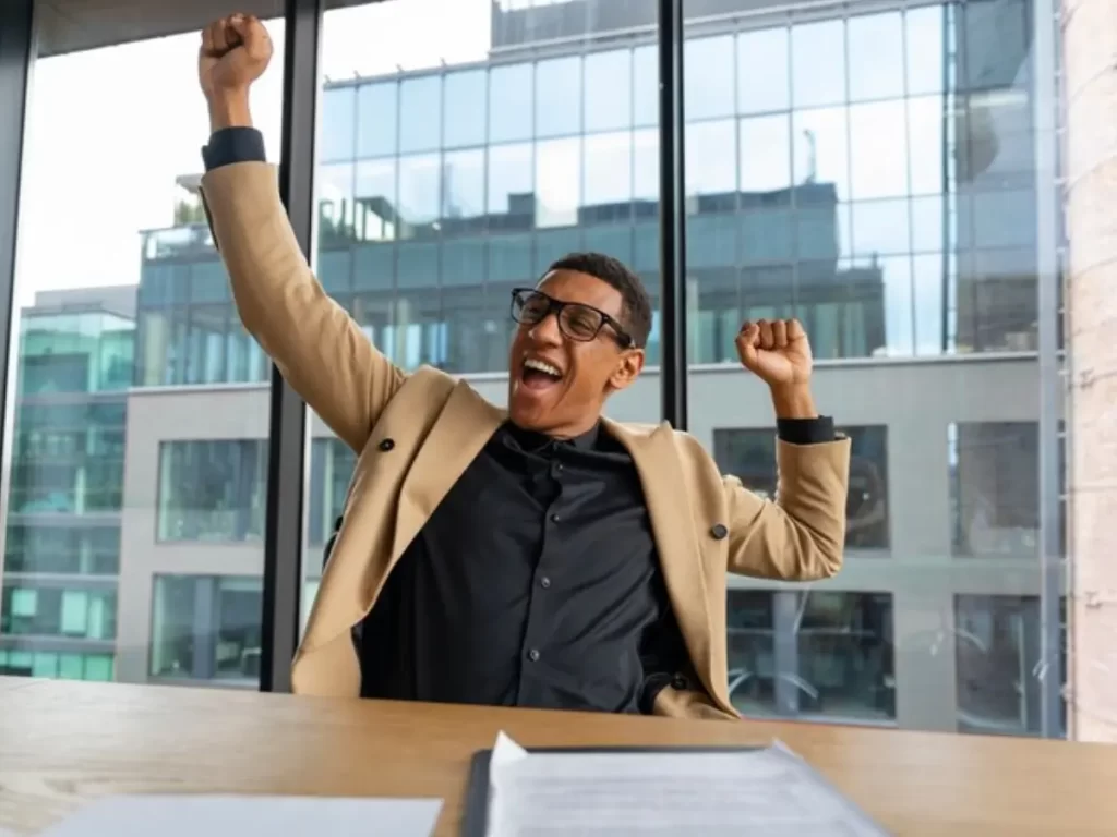 homem de terno feliz por investimentos bem sucedidos