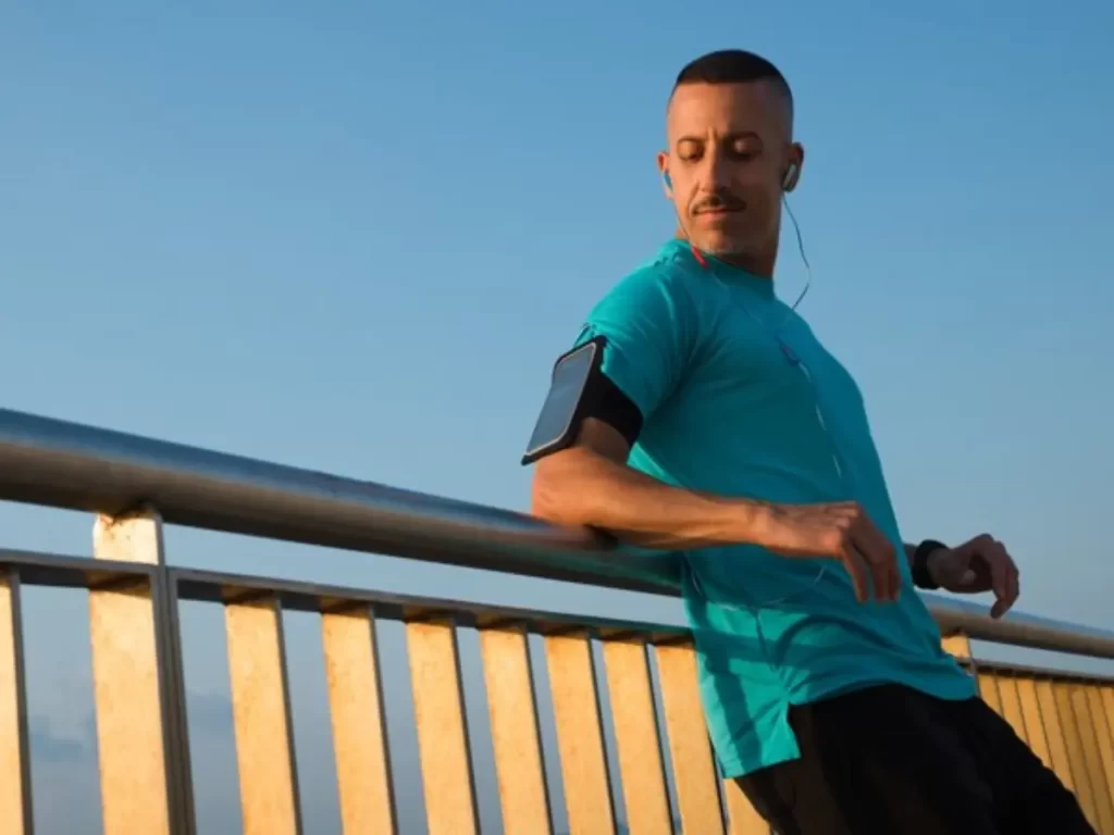 homem descançando após corrida