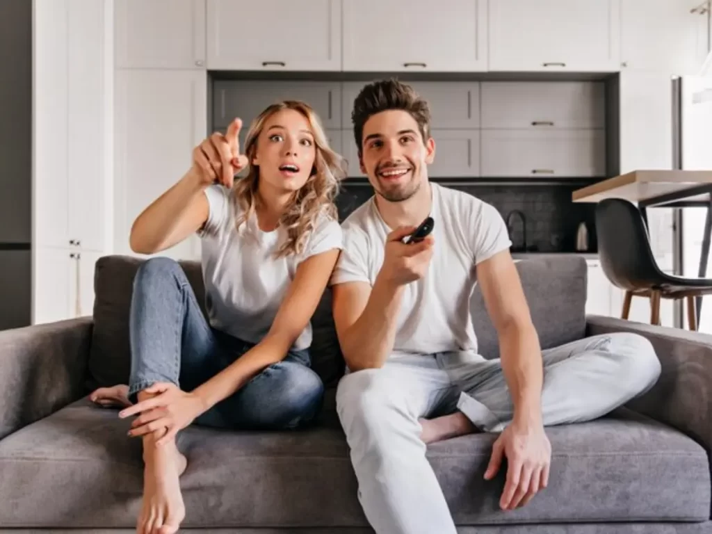 homem segurando controle na mão