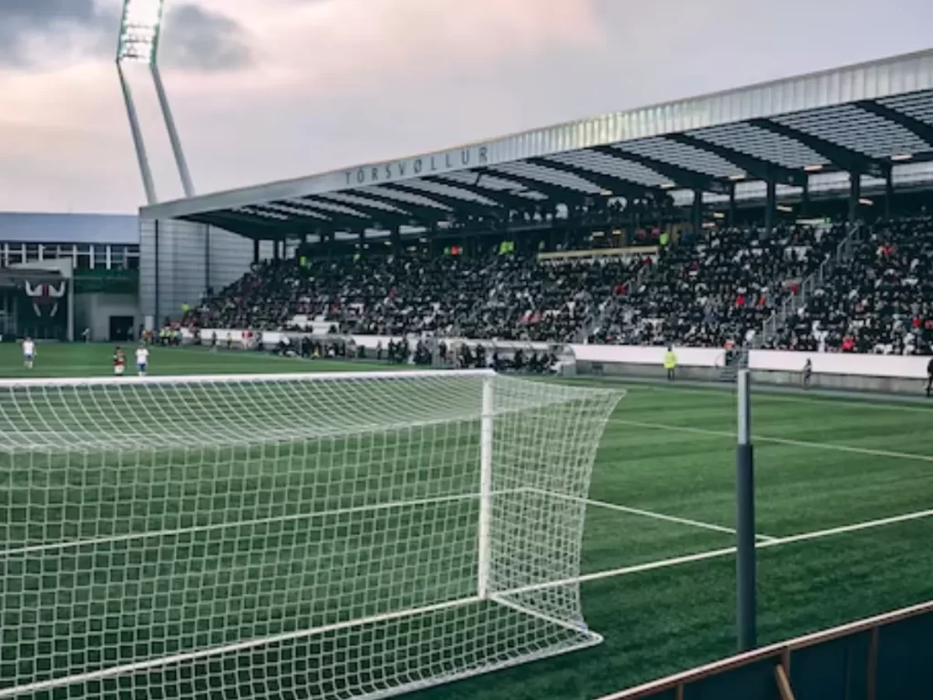 imagem de estádio de futebol com torcida