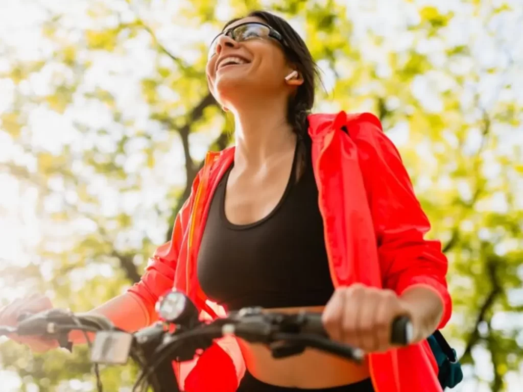 jovem mulher andando de bicicleta