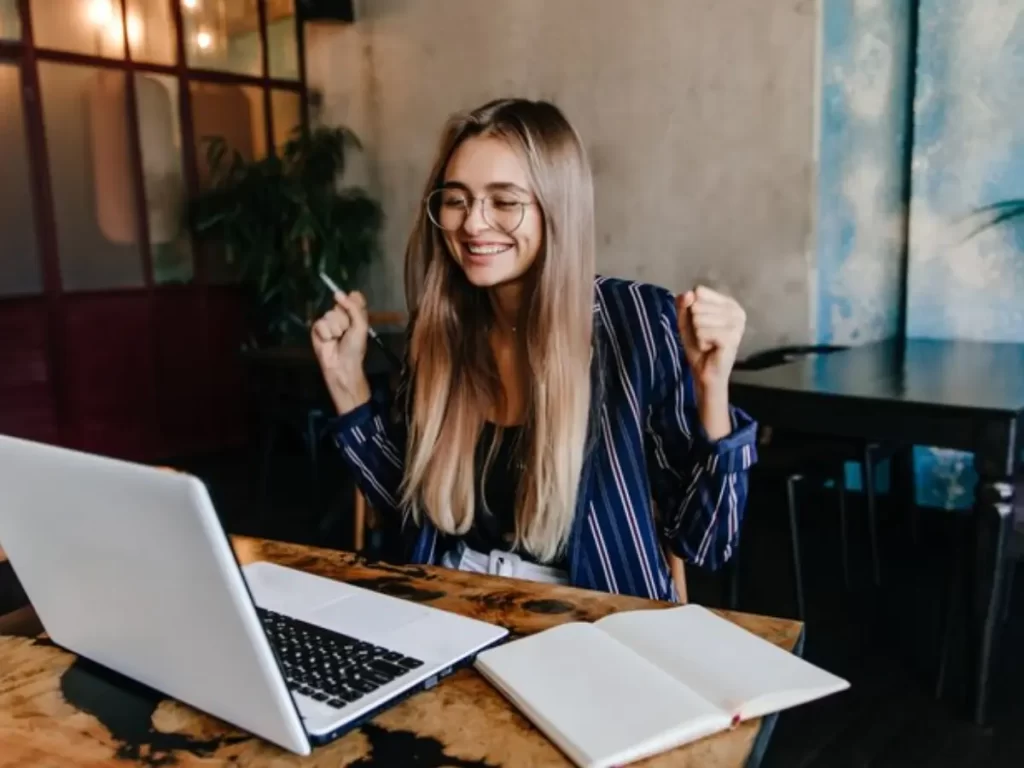 menina de óculos fazendo investimentos