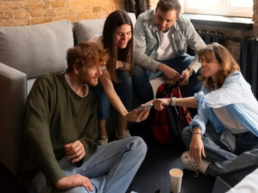 quatro amigos pesquisando jogos em grupo