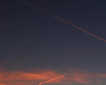 Feixo de luz no céu laranja