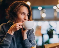 Mulher tomando café