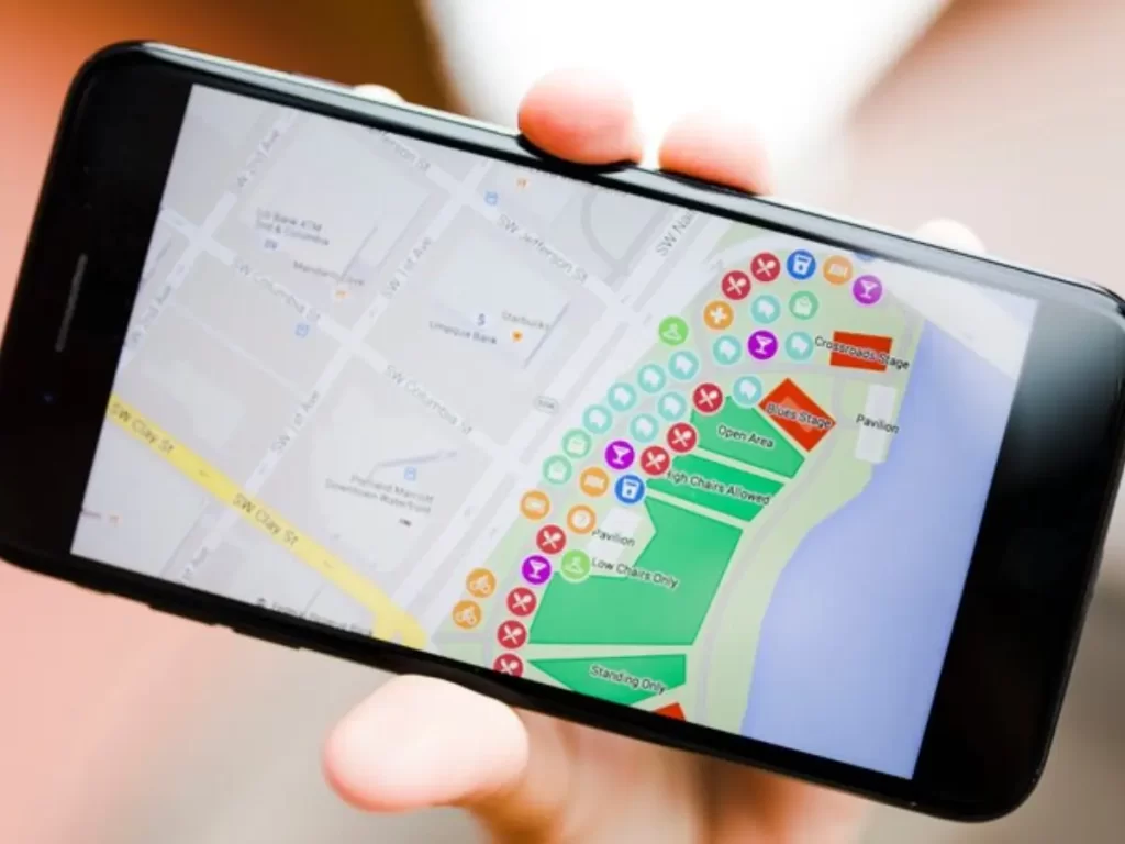 celular com mapa aberto