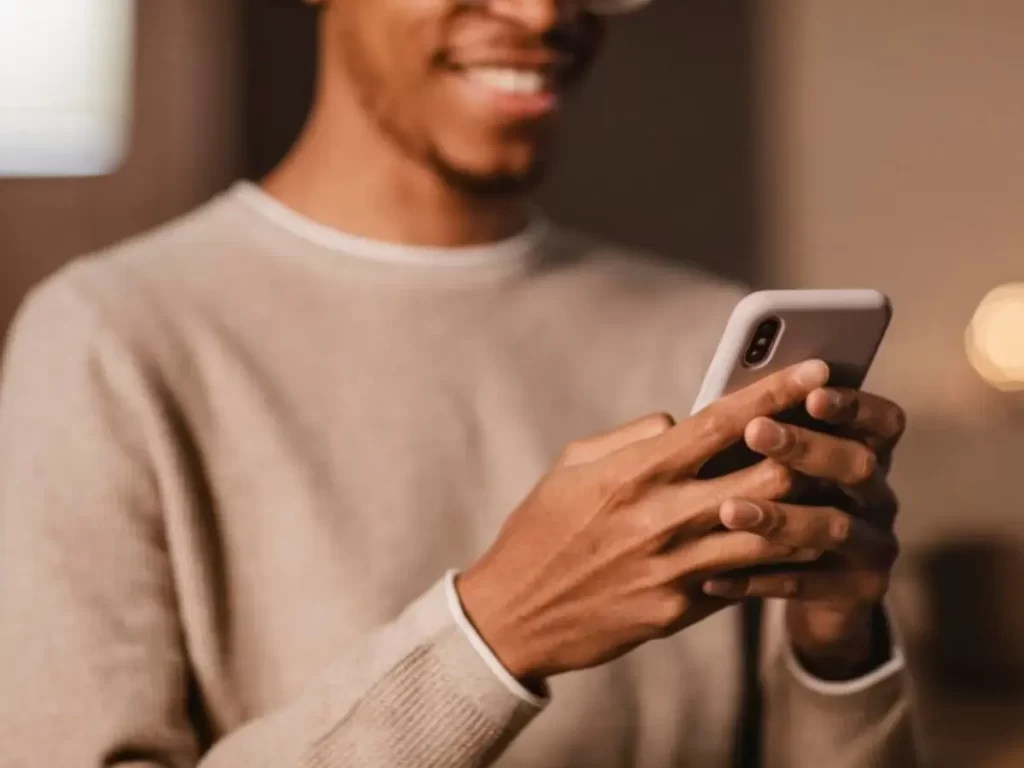 homem digitando no celular