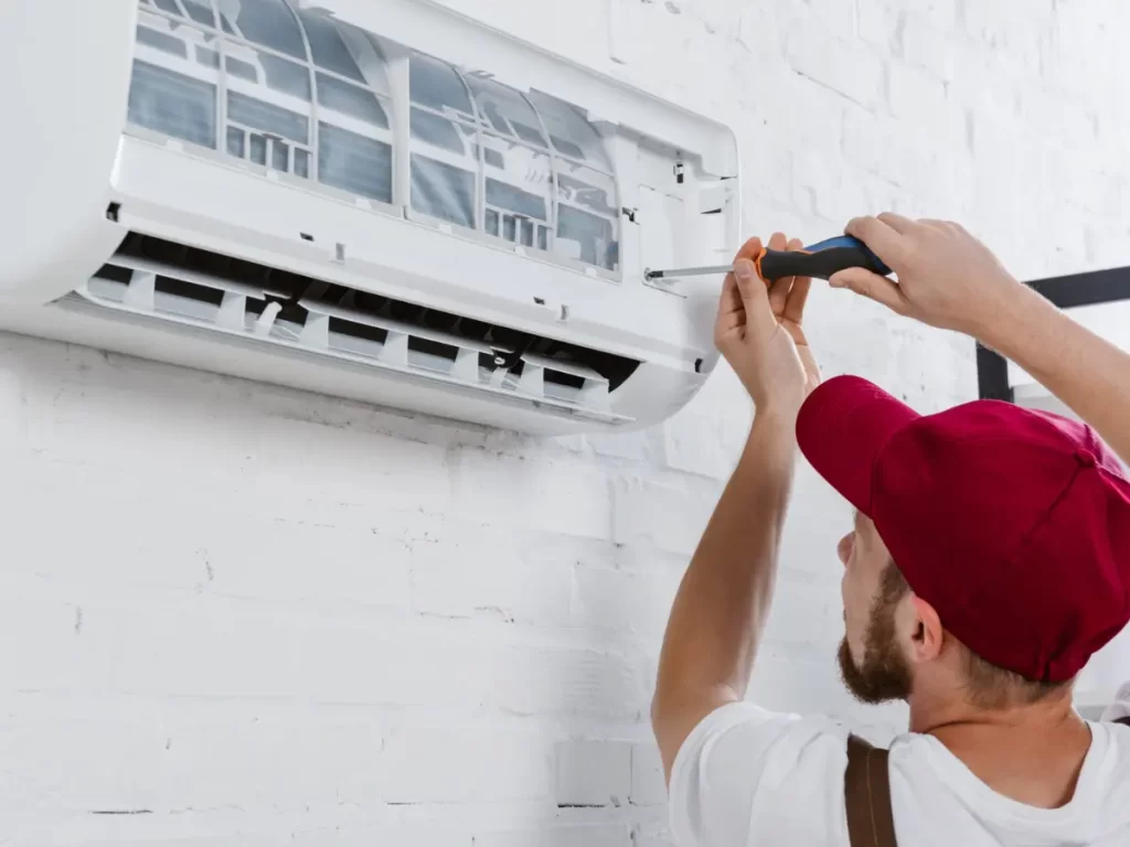 homem instalando o ar condicionado