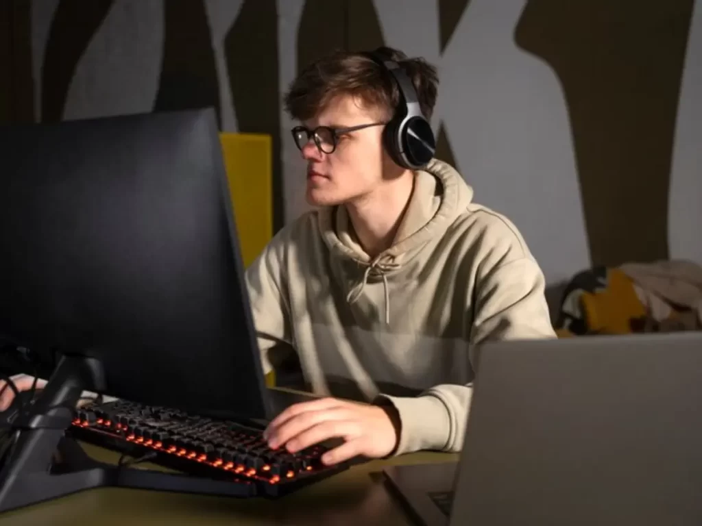 jovem no computador jogando um game