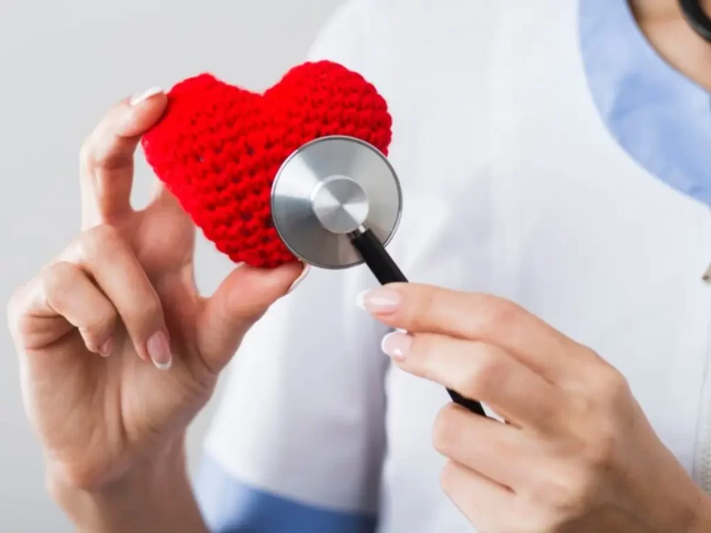 médico checando o coração