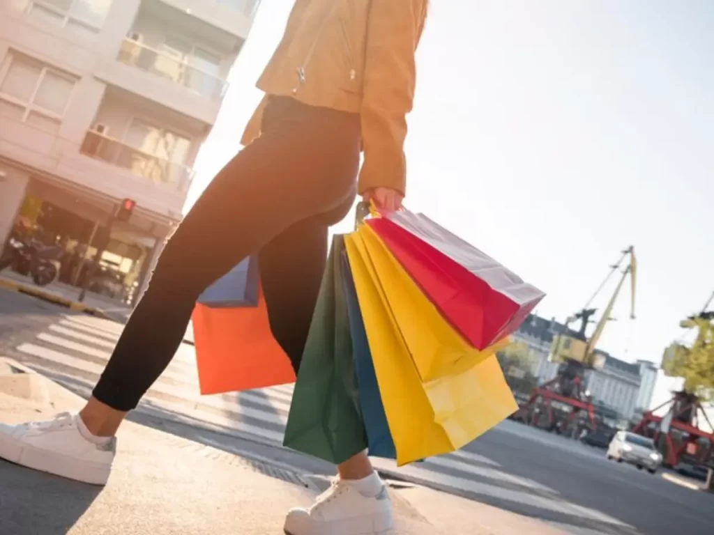 mulher andando na rua com compras