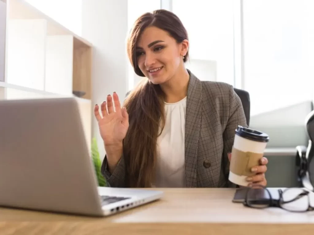 mulher de negócios na mesa fazendo entrevista online