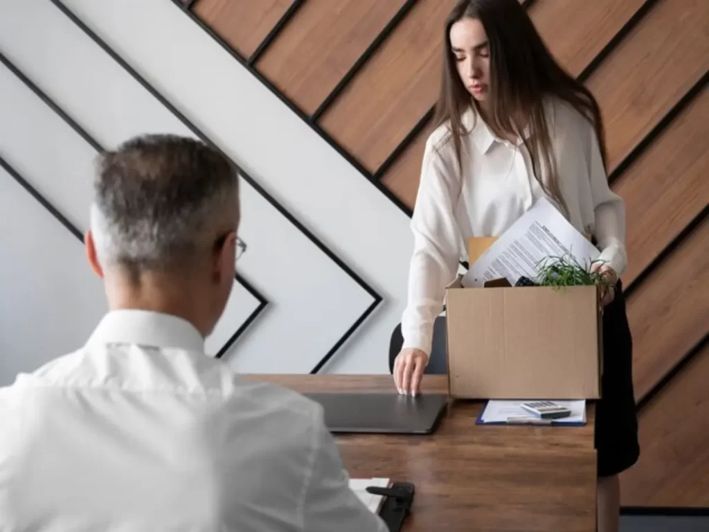 mulher demitida da empresa