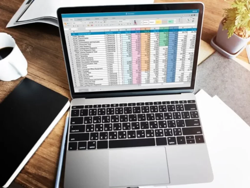 notebook aberto em planilha de finanças