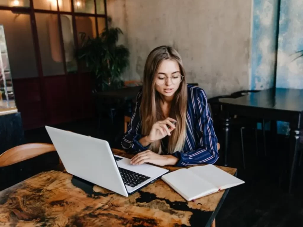 secretária feminina trabalhando com computador