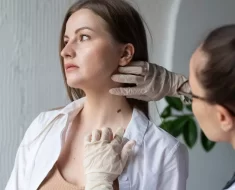 Mulher fazendo diagnostico de câncer de pele.