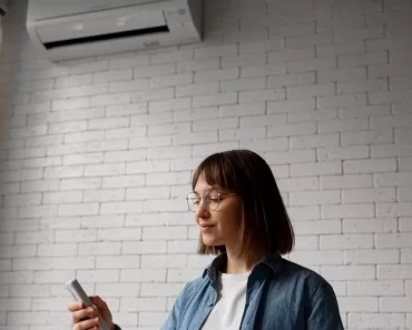 Mulher jovem usando tecnologia de temperatura