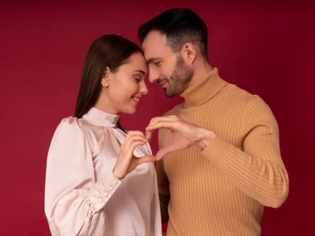 casal fazendo coraçao com as maos