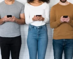 jovens lado a lado com problemas no celular