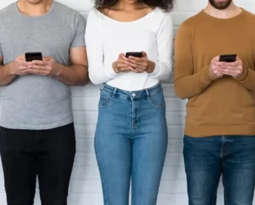 jovens lado a lado com problemas no celular