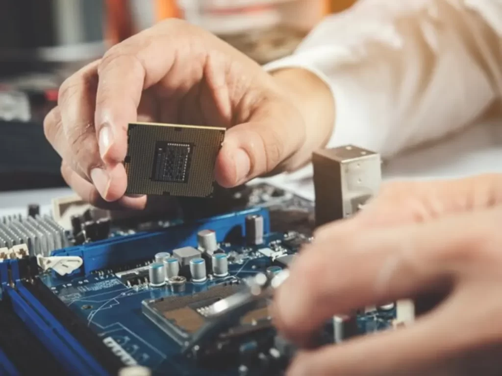 tecnico consertando computador