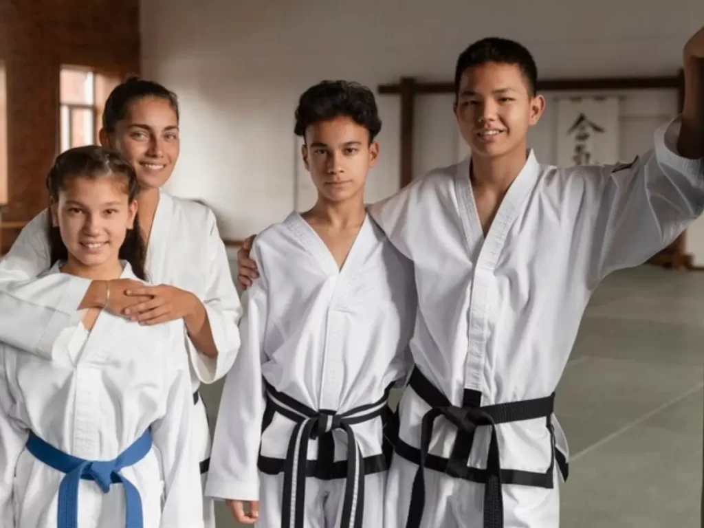 crianças brasileiras treinando para ganhar medalhas no judô