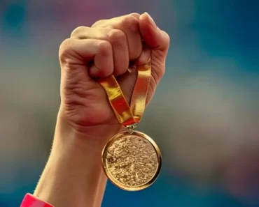 equipe de ginastica ganhando ouro na olimpiada