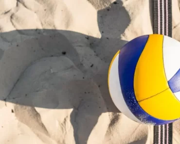 bola de volei na areia